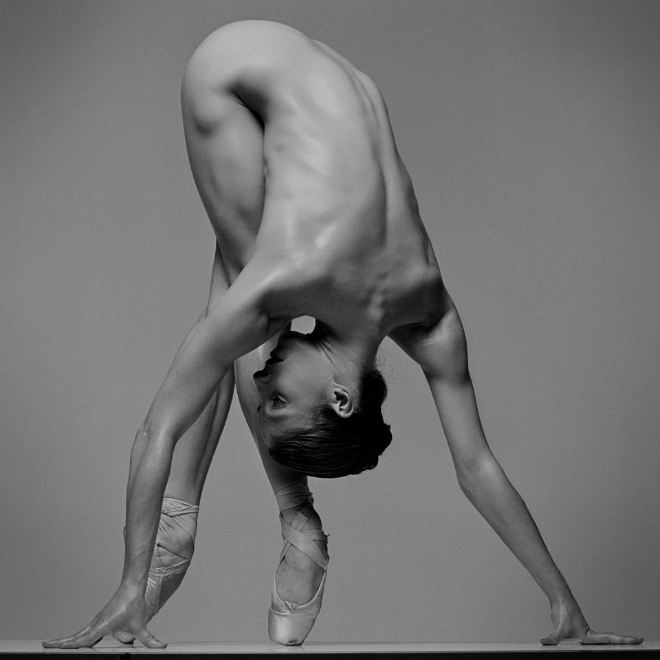 Howard  Schatz, Dance Study:  Shannon Chain #16, 2006
Archival pigment print, 32 x 32 in.
SCH008